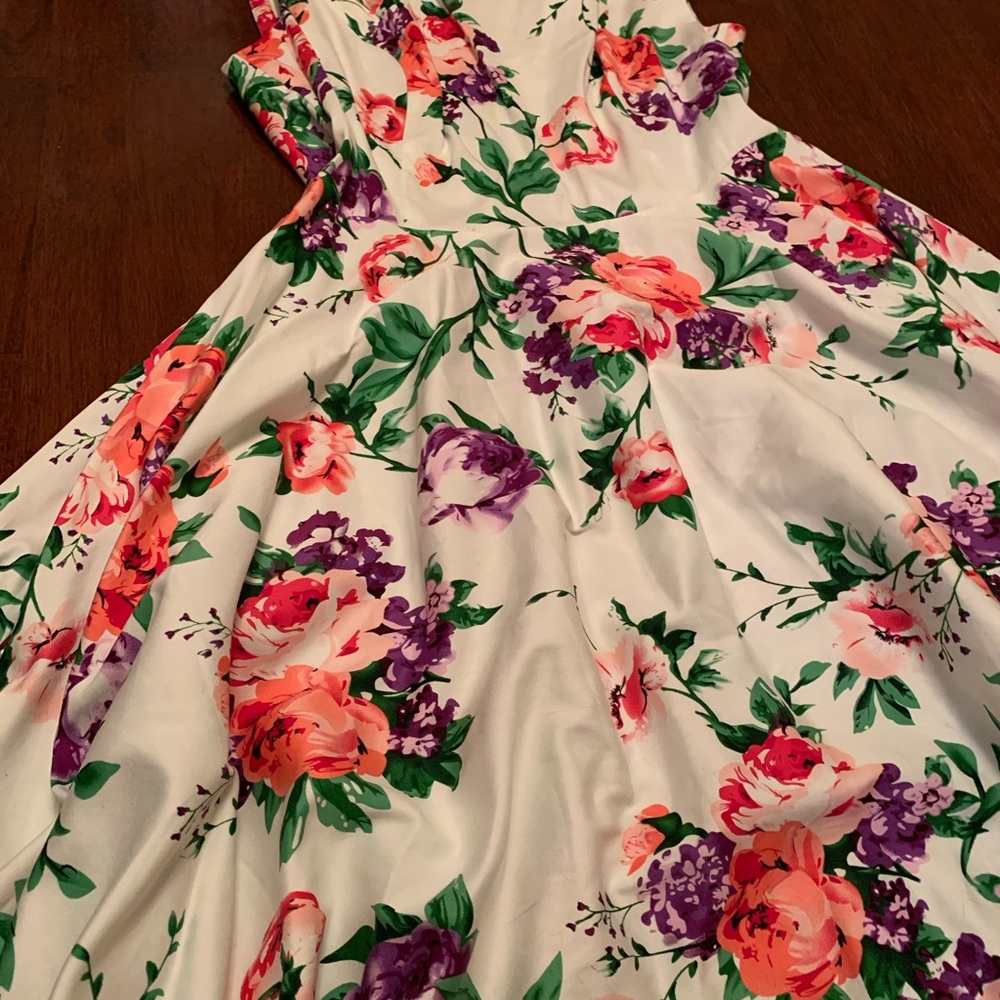 Absolutely stunning designer dress size Large with cutest feminine print…